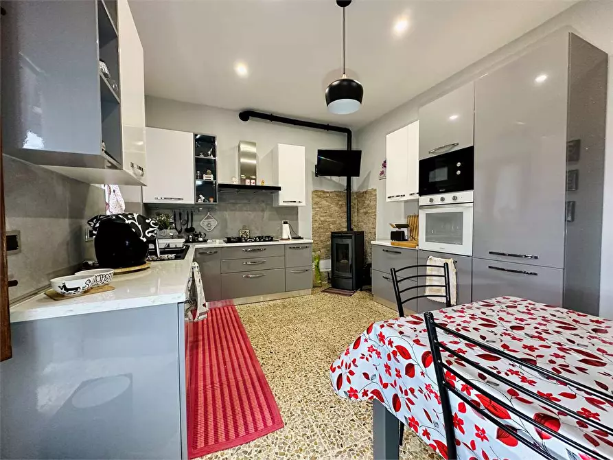 Immagine 8 di Rustico / casale in vendita  in via dei ramacciotti 4 a Capannori