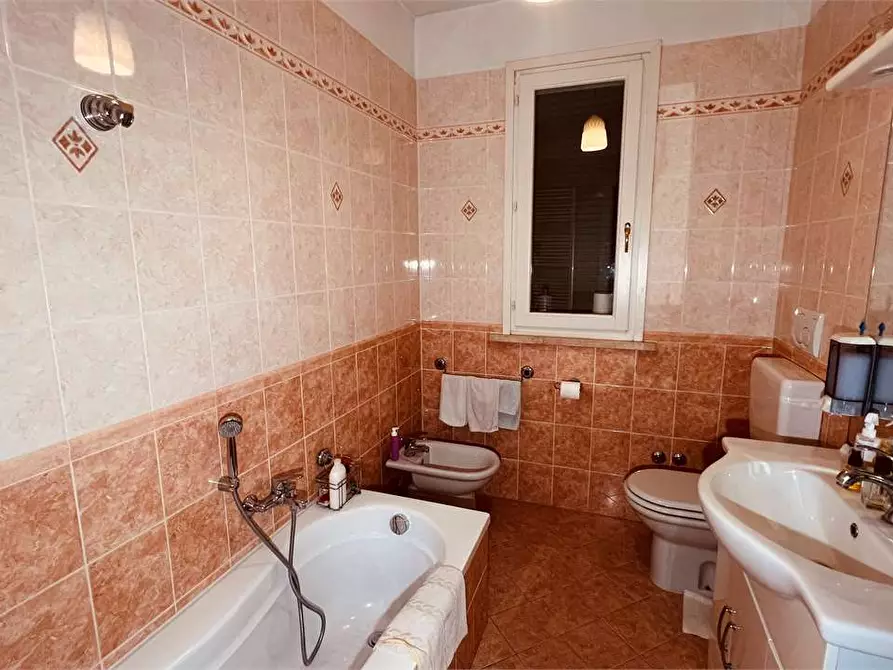 Immagine 13 di Villetta a schiera in vendita  a Lucca