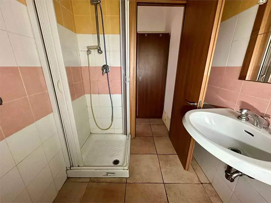 Immagine 16 di Porzione di casa in vendita  in via carlo piaggia a Lucca