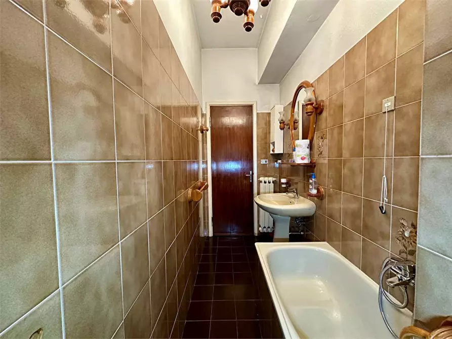 Immagine 32 di Porzione di casa in vendita  in via larga a Lucca