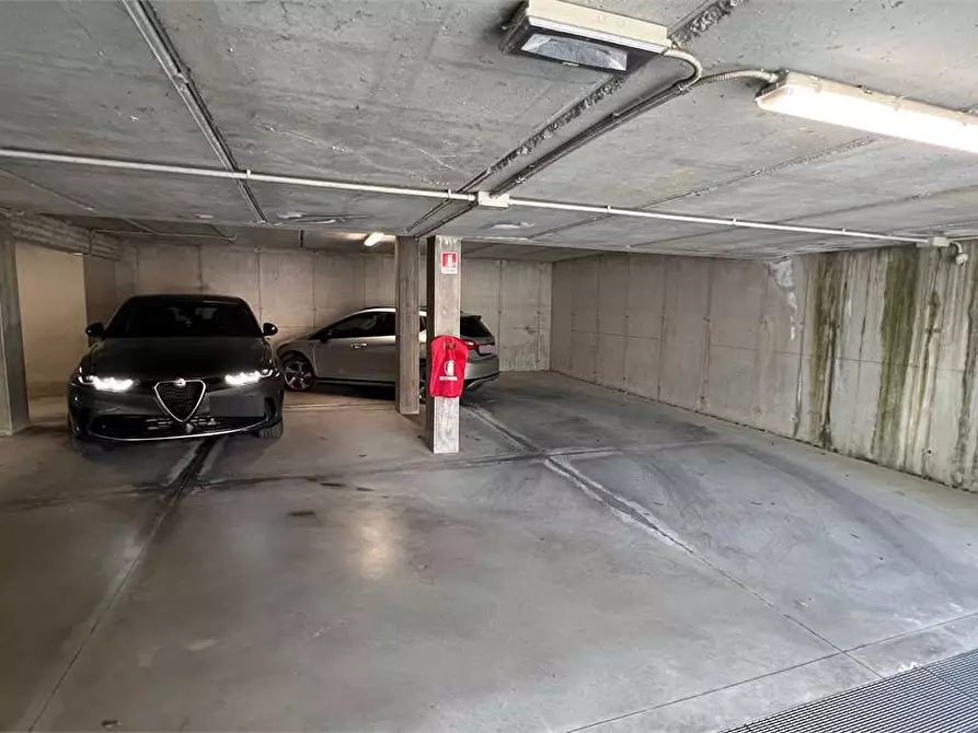 Immagine 21 di Villa in vendita  in via delle ville  493 a Capannori