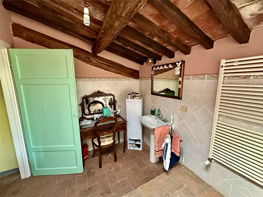 Immagine 12 di Rustico / casale in vendita  in via di mastiano e gugliano a Lucca