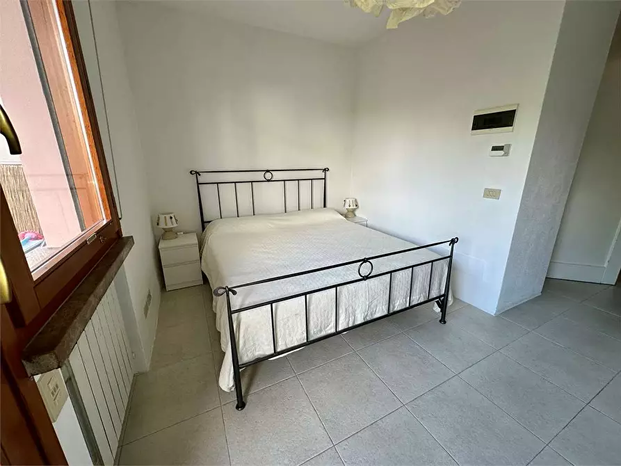 Immagine 9 di Appartamento in vendita  a Lucca