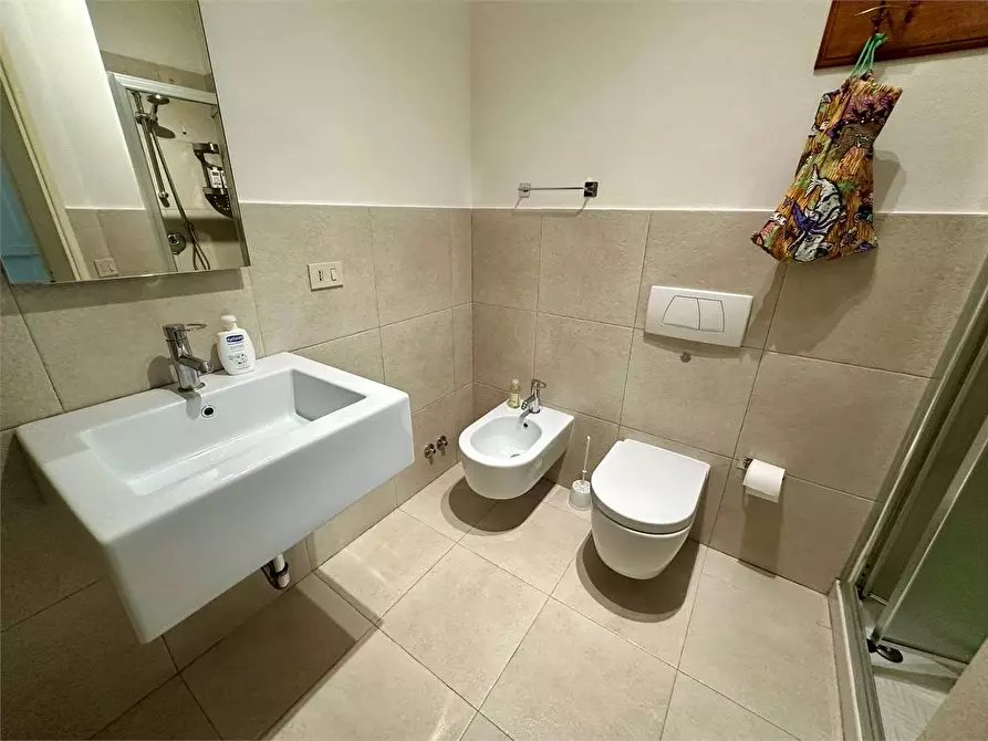 Immagine 14 di Appartamento in vendita  a Lucca