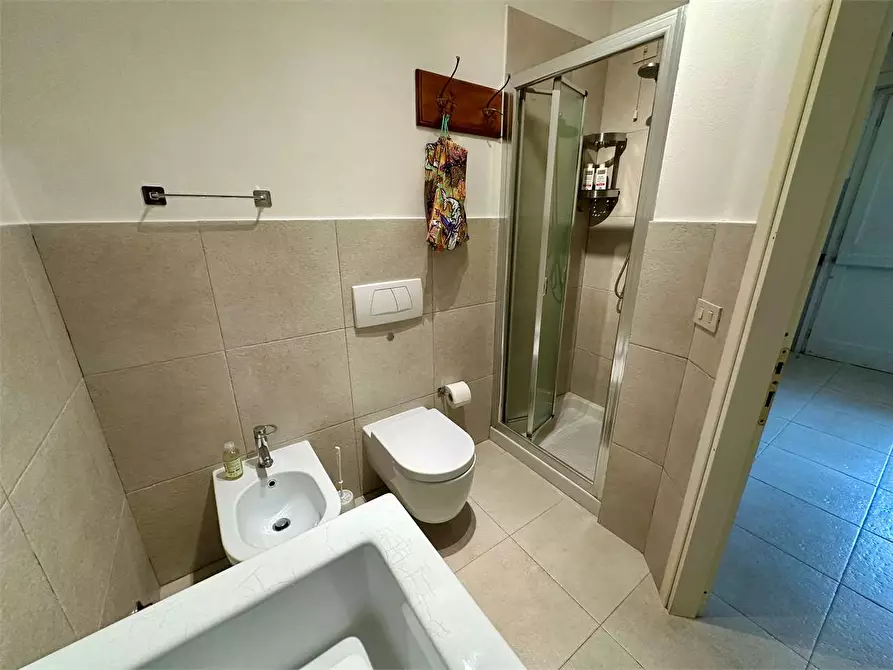 Immagine 15 di Appartamento in vendita  a Lucca