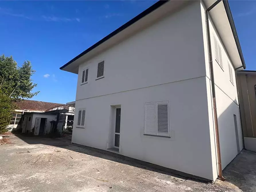 Immagine 1 di Villa in vendita  in via delle Ville 493 a Capannori