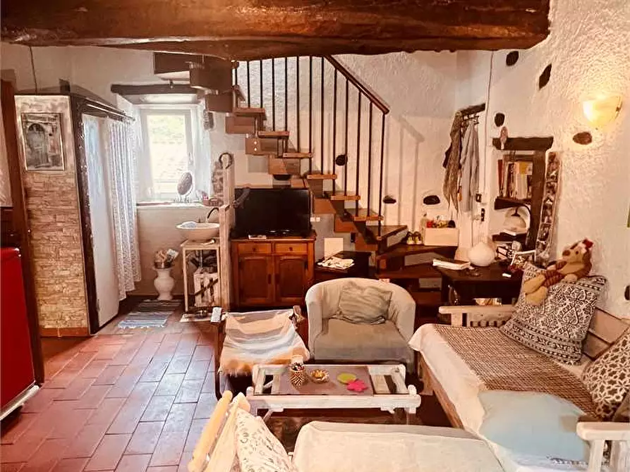 Immagine 2 di Rustico / casale in vendita  in via della torre a Capannori