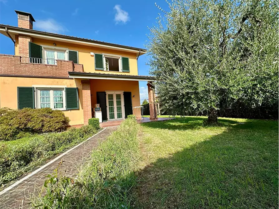 Immagine 1 di Villa in vendita  in Via delle ville a Capannori