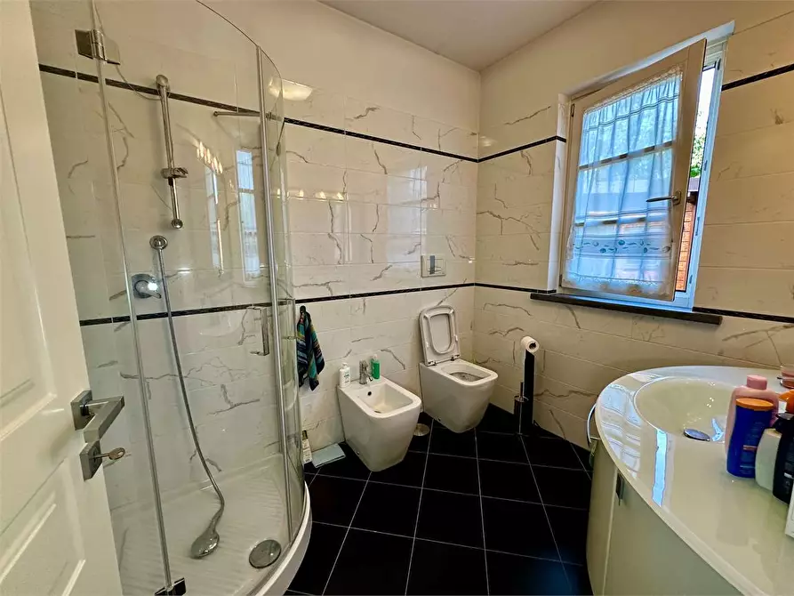 Immagine 11 di Villa in vendita  in Via delle ville a Capannori