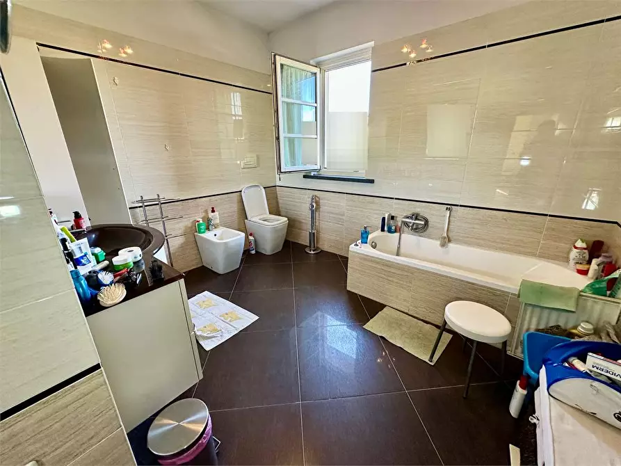 Immagine 26 di Villa in vendita  in Via delle ville a Capannori