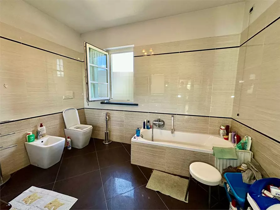 Immagine 27 di Villa in vendita  in Via delle ville a Capannori