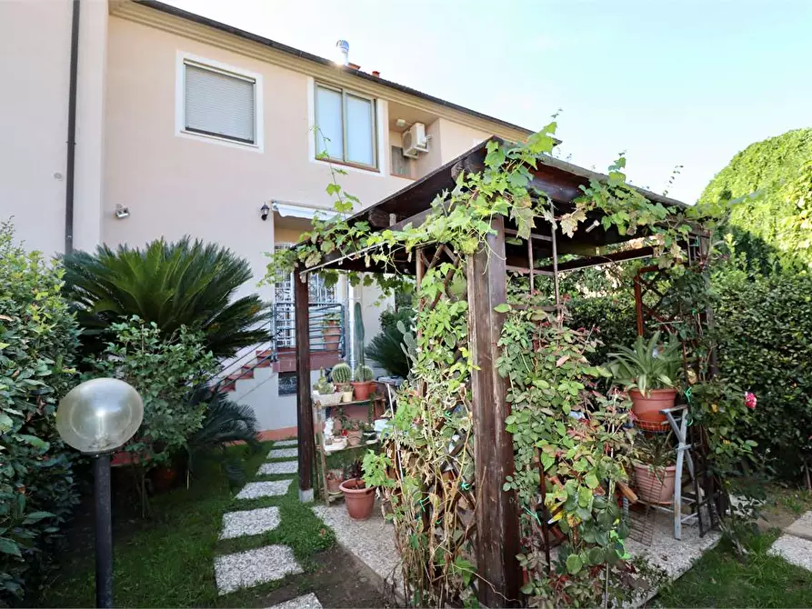 Immagine 2 di Villetta a schiera in vendita  in Marlia a Capannori