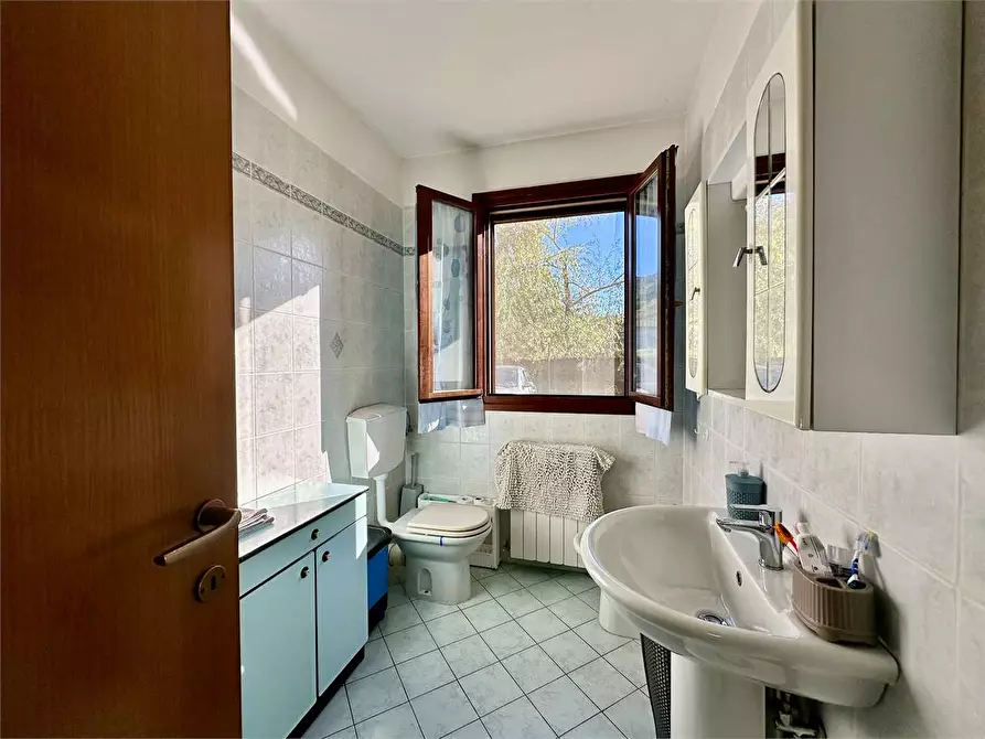 Immagine 9 di Appartamento in vendita  in via giovanni volpi a Lucca