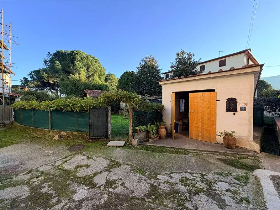 Immagine 2 di Porzione di casa in vendita  in colle di compito a Capannori