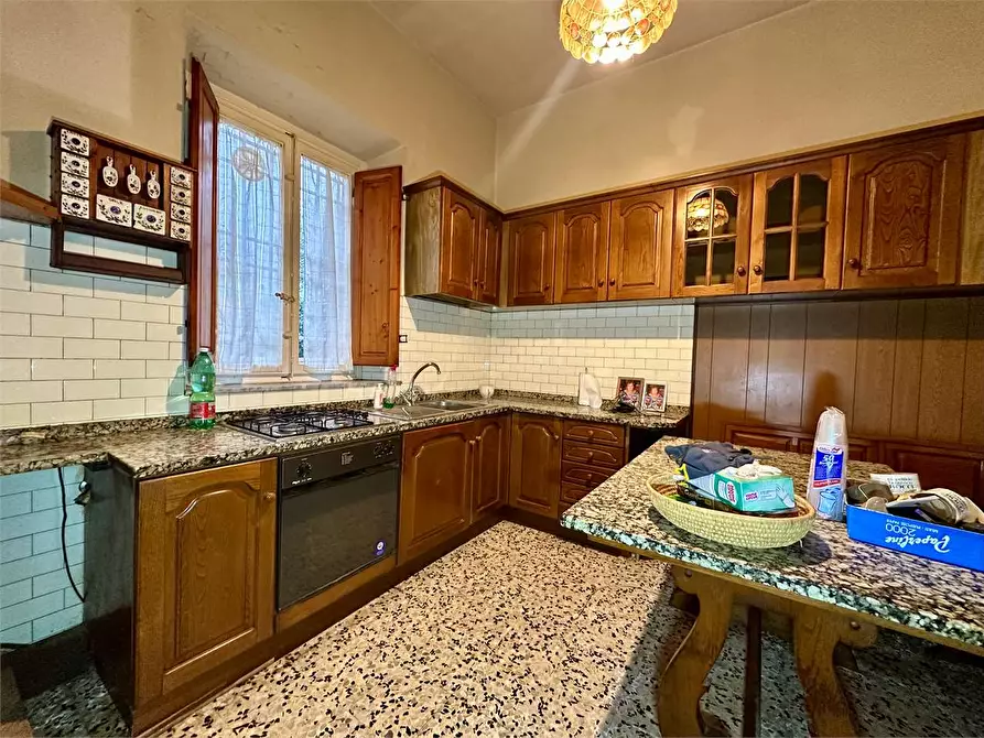 Immagine 5 di Porzione di casa in vendita  in via di tempagnano a Lucca