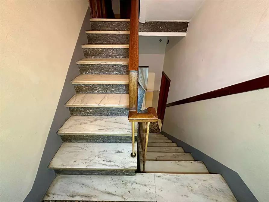 Immagine 12 di Porzione di casa in vendita  in via di tempagnano a Lucca