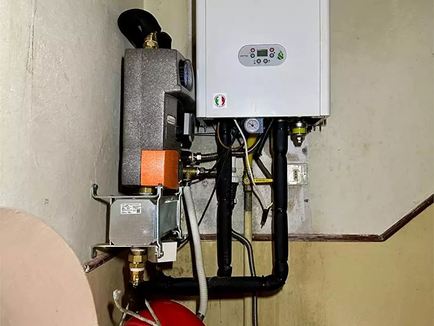 Immagine 21 di Porzione di casa in vendita  in via di tempagnano a Lucca