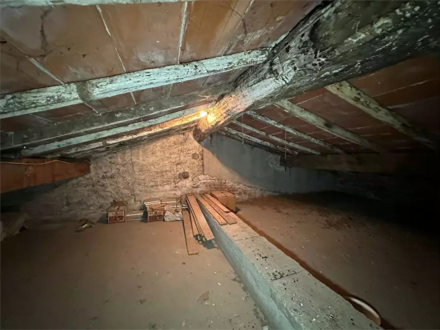 Immagine 24 di Porzione di casa in vendita  in via di tempagnano a Lucca