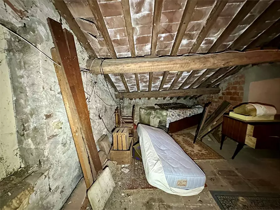 Immagine 26 di Porzione di casa in vendita  in via di tempagnano a Lucca