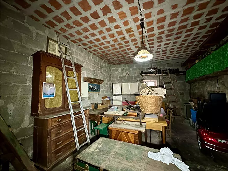 Immagine 27 di Porzione di casa in vendita  in via di tempagnano a Lucca