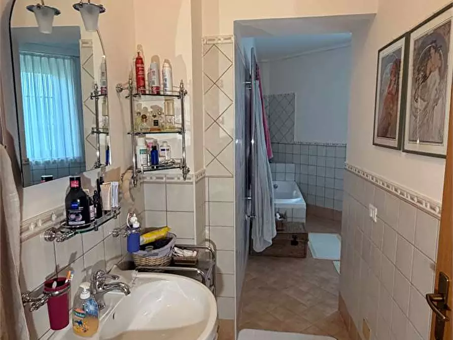 Immagine 15 di Casa bifamiliare in vendita  in via Lombarda  a Capannori