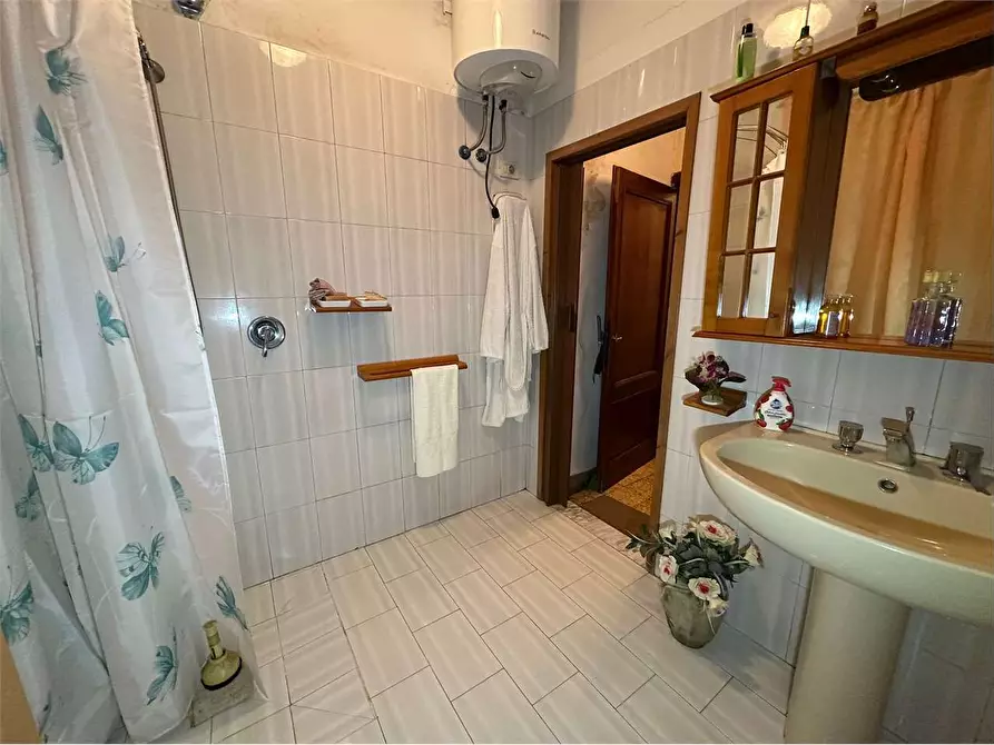 Immagine 10 di Porzione di casa in vendita  in via delle ville 493 a Capannori