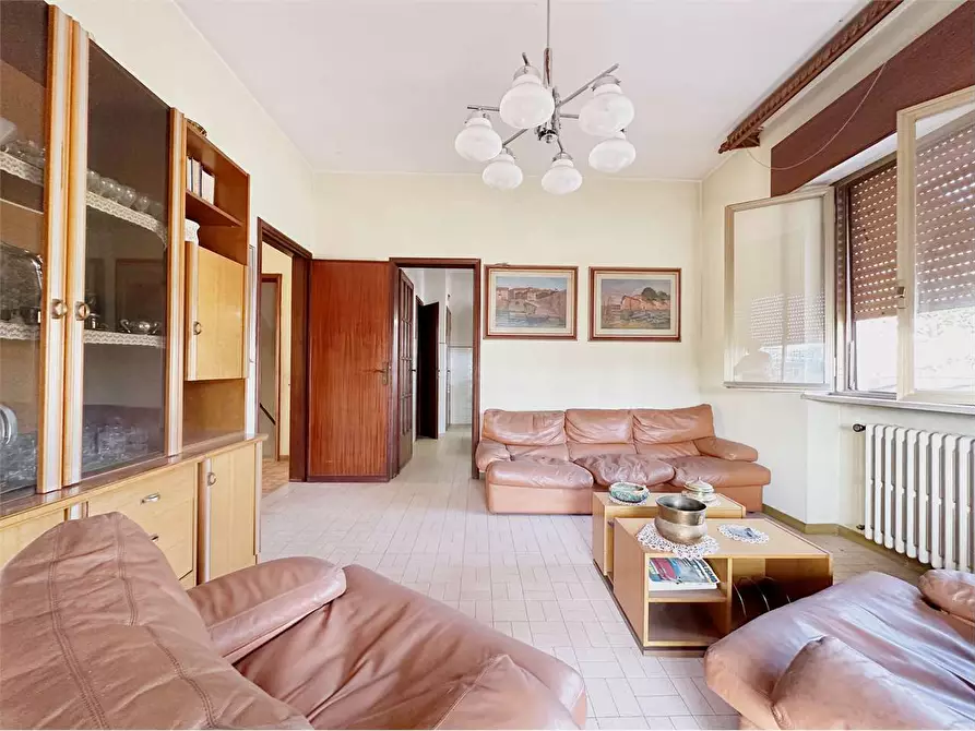 Immagine 1 di Villa in vendita  in Lammari  a Capannori