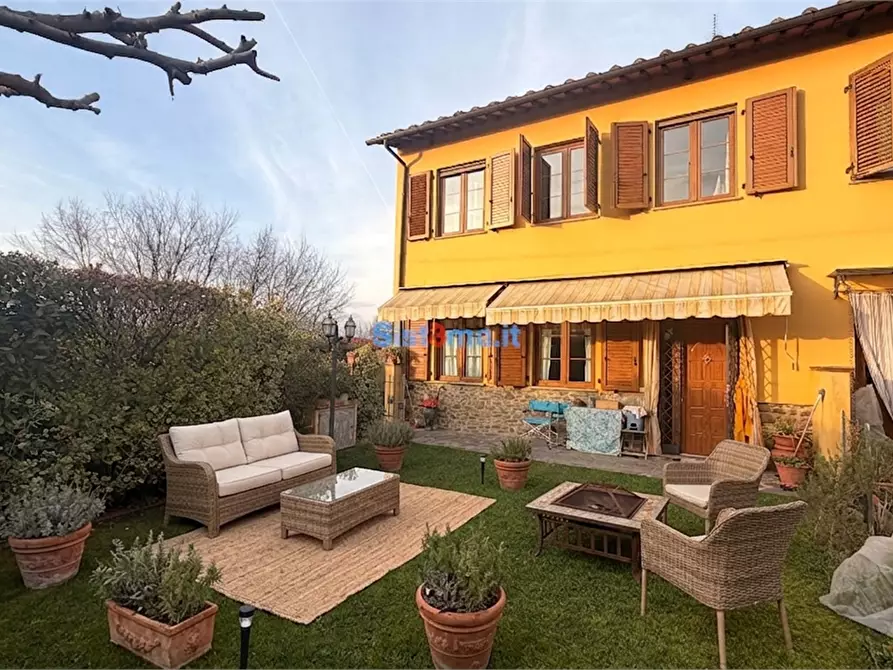 Immagine 1 di Casa bifamiliare in vendita  in via Lombarda  a Capannori