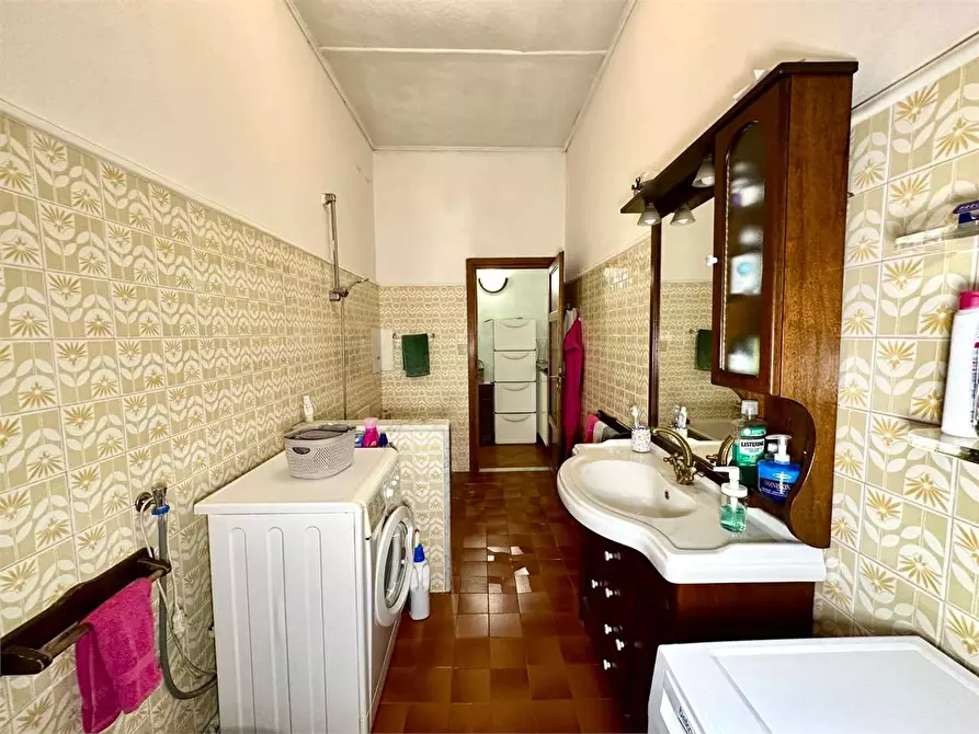 Immagine 15 di Appartamento in vendita  in via nazionale a Lucca