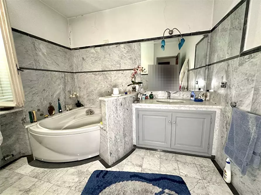 Immagine 27 di Appartamento in vendita  in via nazionale a Lucca