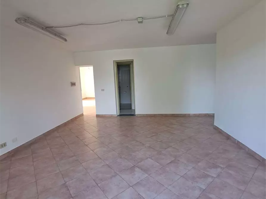 Immagine 1 di Magazzino in affitto  in via nottolini a Lucca