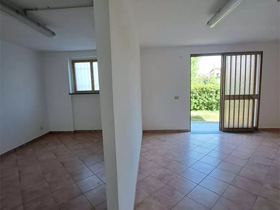 Immagine 3 di Magazzino in affitto  in via nottolini a Lucca