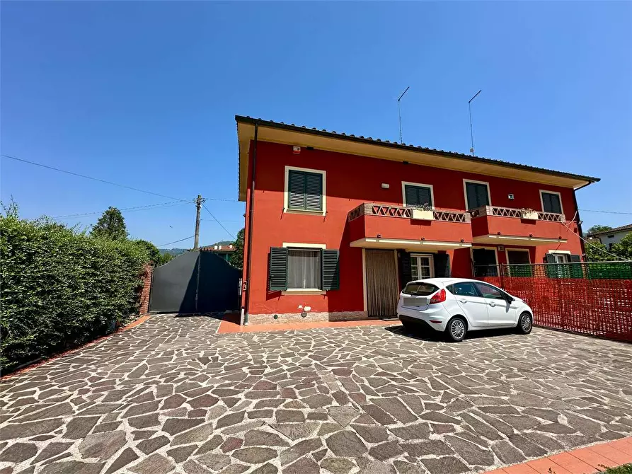 Immagine 1 di Casa bifamiliare in vendita  in via delle ville a Capannori