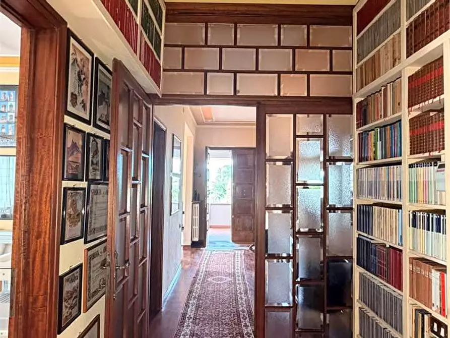 Immagine 2 di Villa in vendita  in via delle ville a Capannori