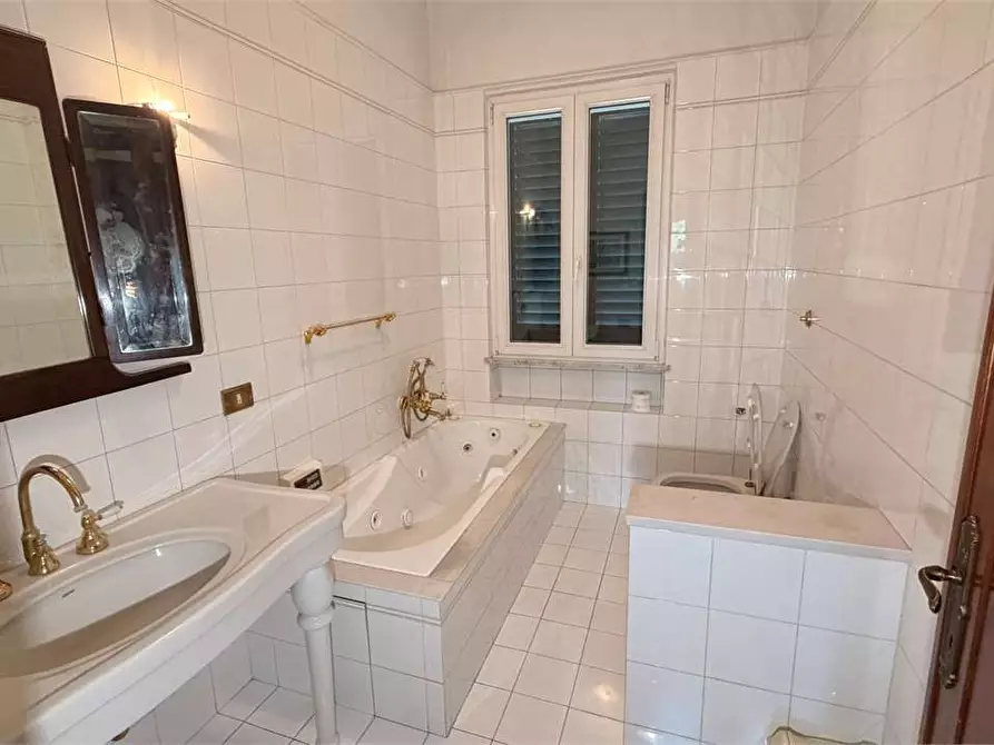 Immagine 10 di Villa in vendita  in via delle ville a Capannori