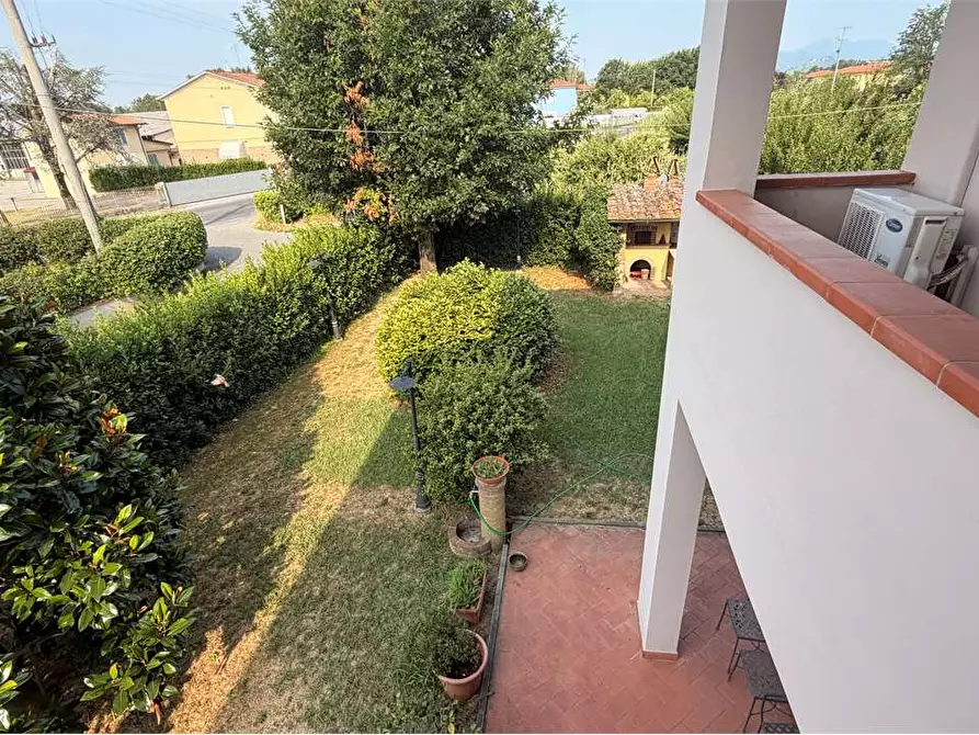 Immagine 28 di Villa in vendita  in via delle ville a Capannori