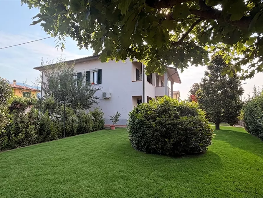 Immagine 1 di Villa in vendita  in via delle ville a Capannori