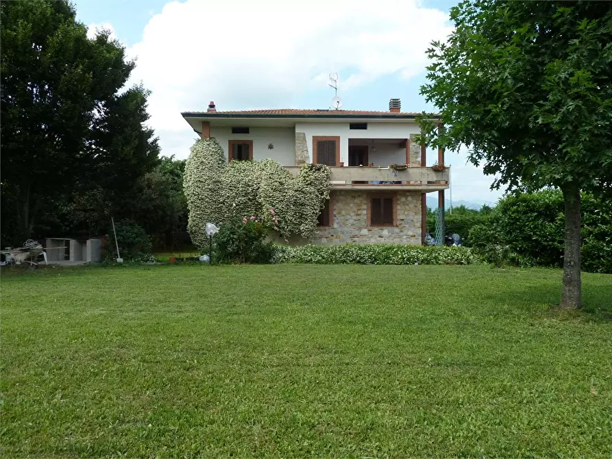Immagine 1 di Villa in vendita  in Porcari a Porcari