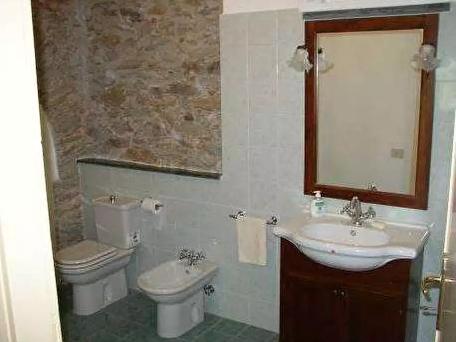 Immagine 18 di Porzione di casa in vendita  in strettoia a Pietrasanta