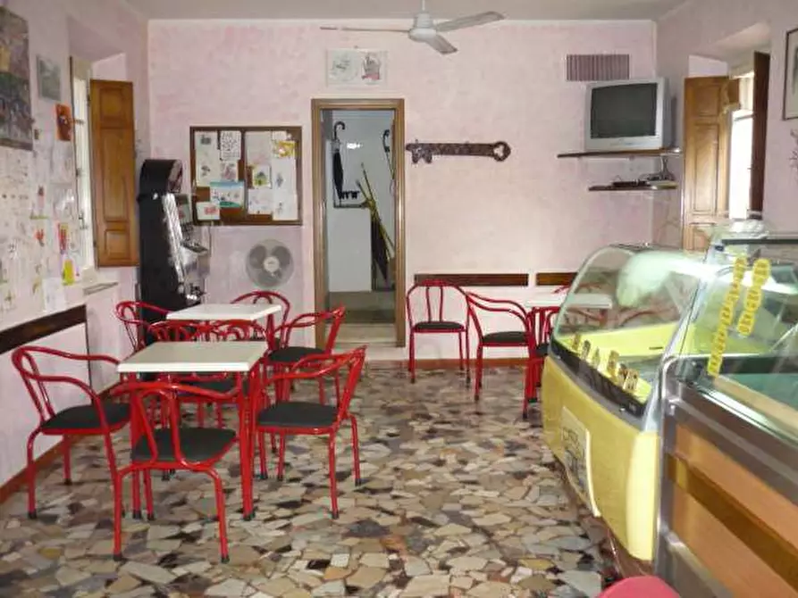 Immagine 2 di Negozio in vendita  in capannori a Capannori