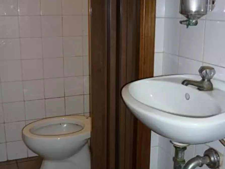 Immagine 17 di Negozio in vendita  in capannori a Capannori