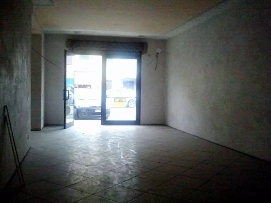 Immagine 1 di Negozio in affitto  in lammari a Capannori