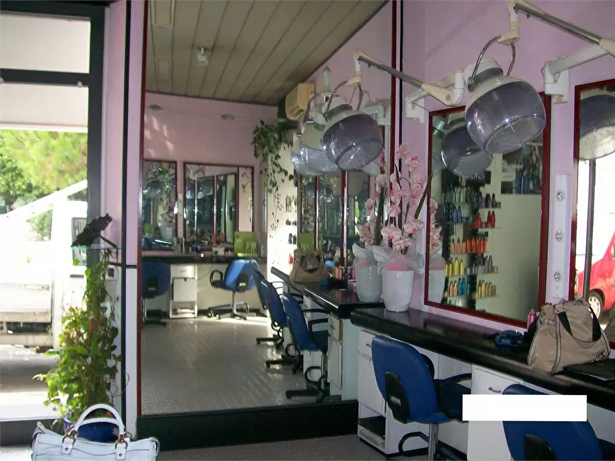 Immagine 2 di Negozio in vendita  in viareggio a Viareggio