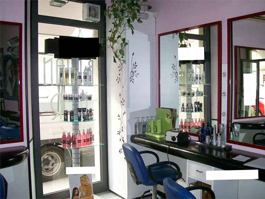 Immagine 4 di Negozio in vendita  in viareggio a Viareggio