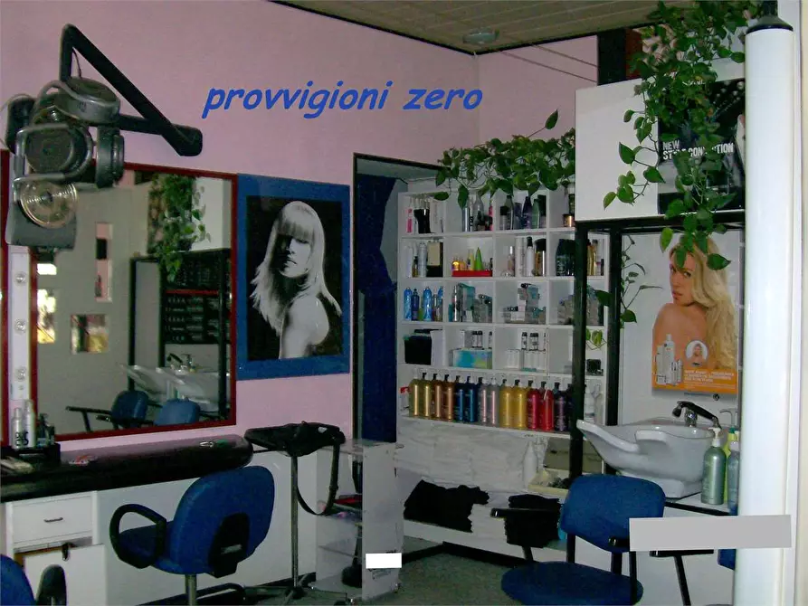 Immagine 1 di Negozio in vendita  in viareggio a Viareggio