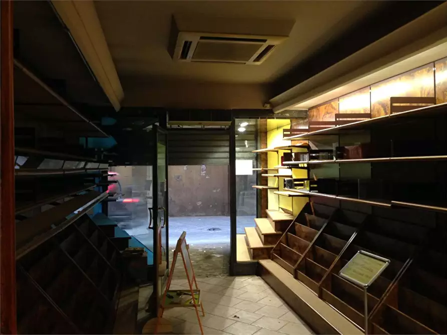 Immagine 2 di Negozio in vendita  in piazza Bernardini a Lucca