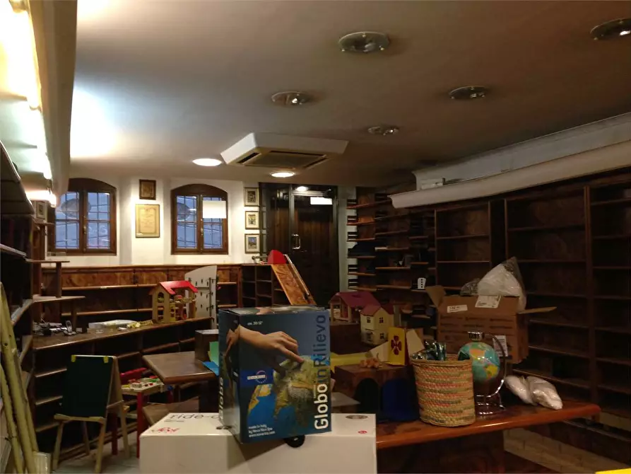 Immagine 3 di Negozio in vendita  in piazza Bernardini a Lucca