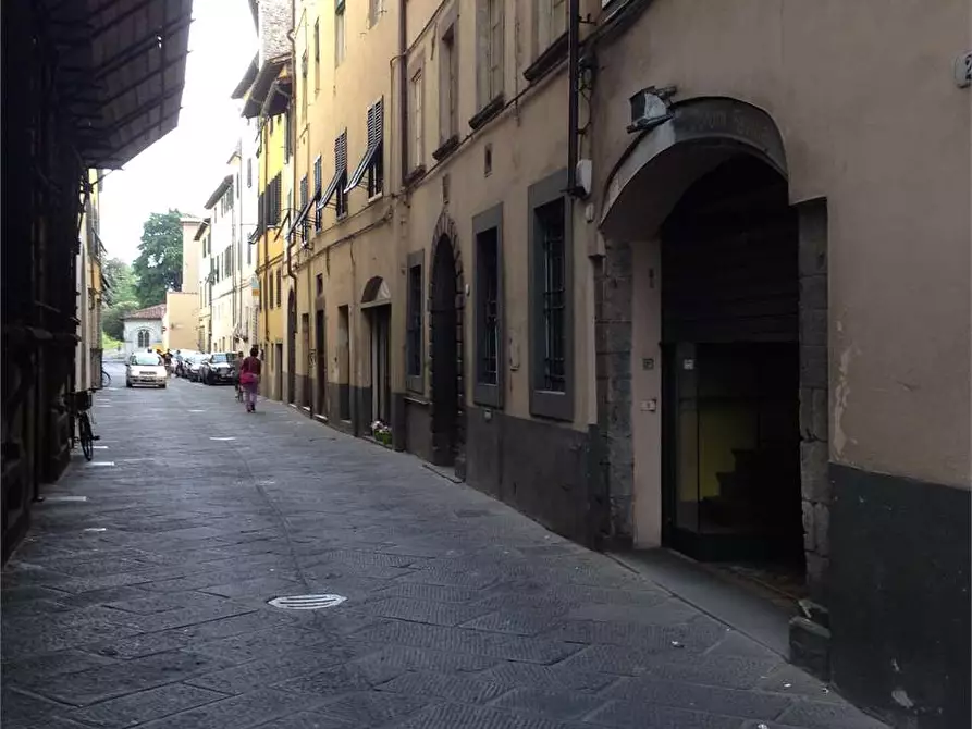 Immagine 5 di Negozio in vendita  in piazza Bernardini a Lucca