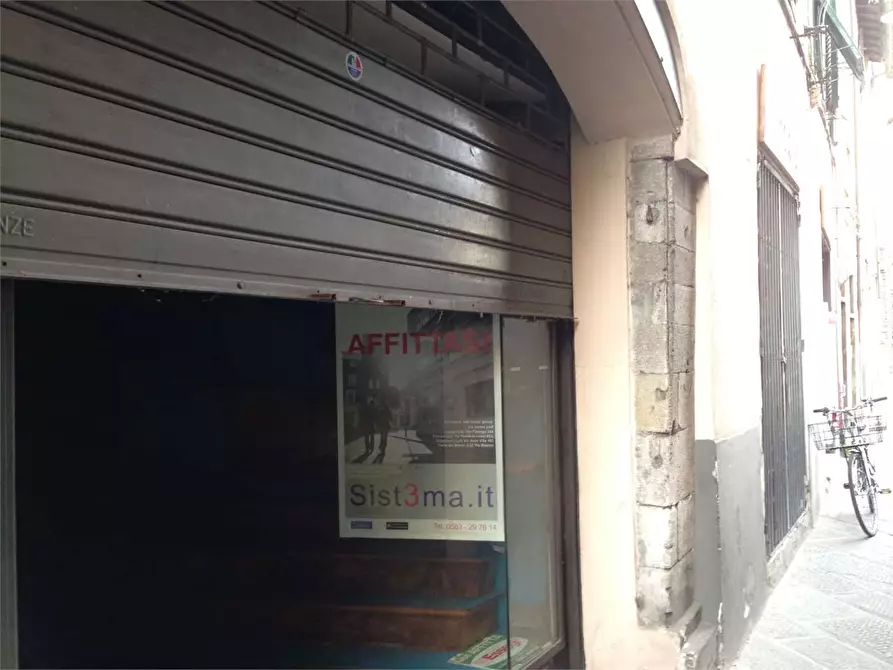 Immagine 6 di Negozio in vendita  in piazza Bernardini a Lucca