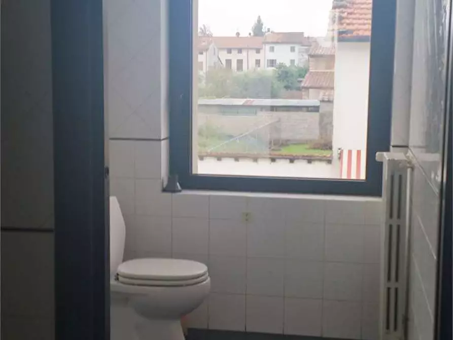 Immagine 3 di Negozio in affitto  in lunata a Capannori